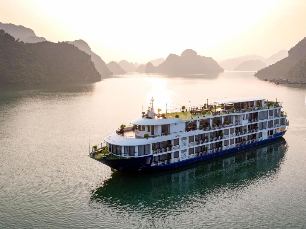 Mon Cheri Cruise – Halong Bay - Lan Ha Bay - Cat Ba Island – Vietnam City Breaks