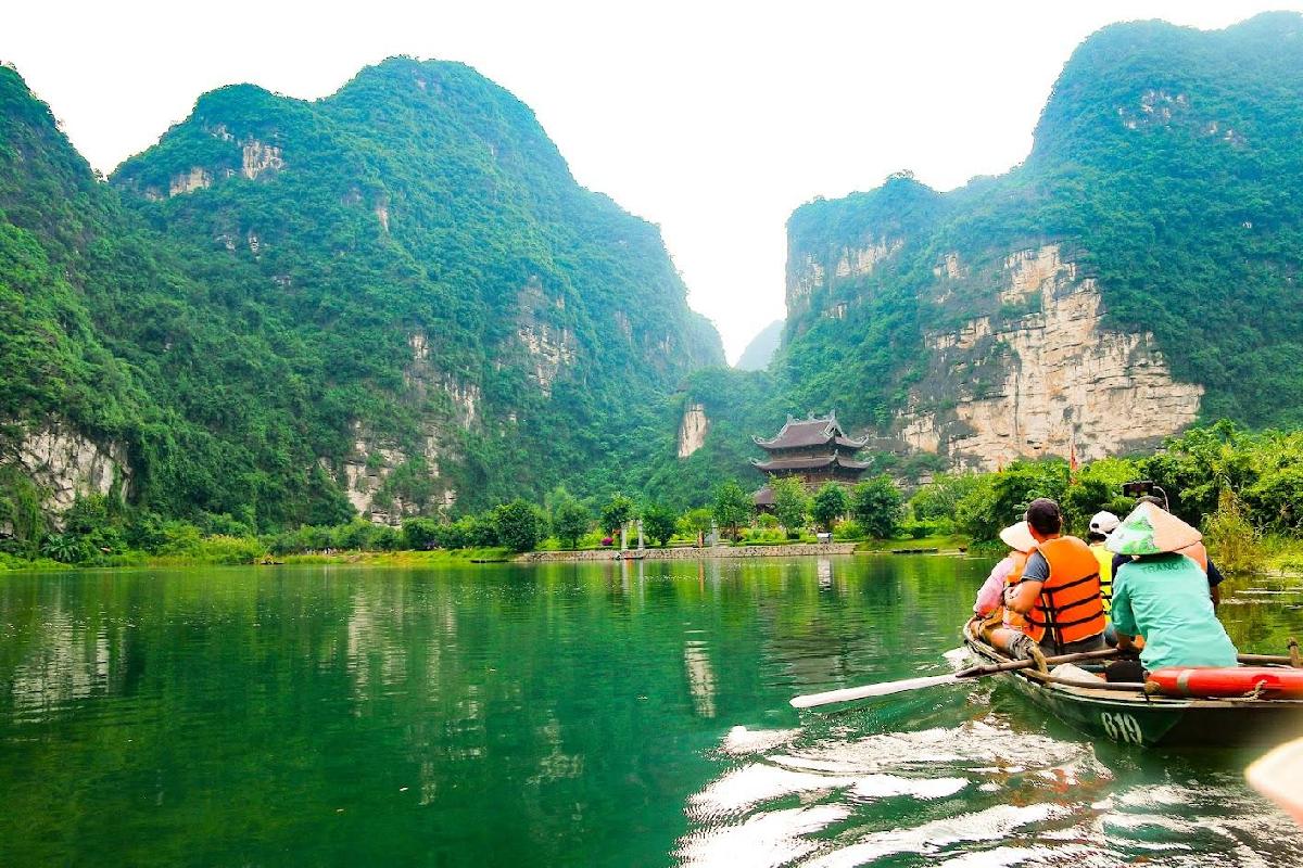 Hoa Lu – Tam Coc – Hang Mua Full-day Tour photo 5