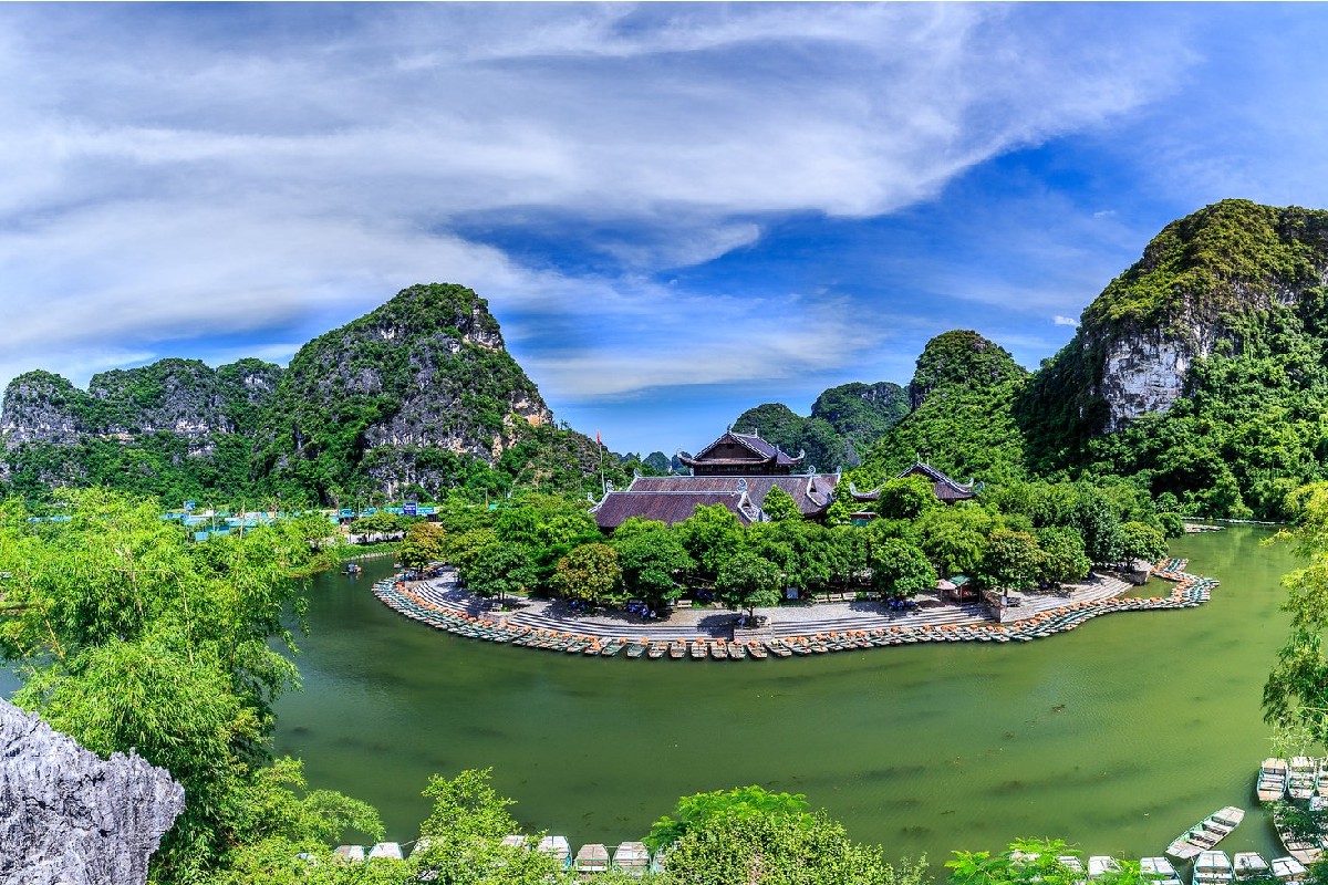 Hoa Lu – Tam Coc – Hang Mua Full-day Tour